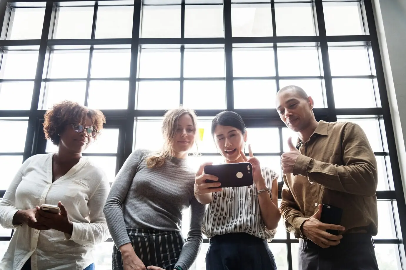 Eine Gruppe von Freunden macht ein Selfie.